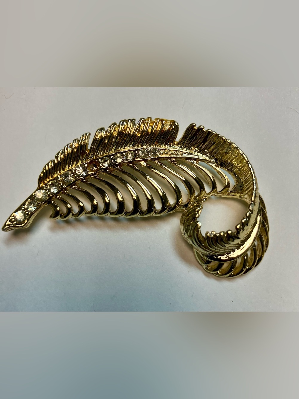 Gold Leaf Feather Brooch - Elegant Women's Accessory
